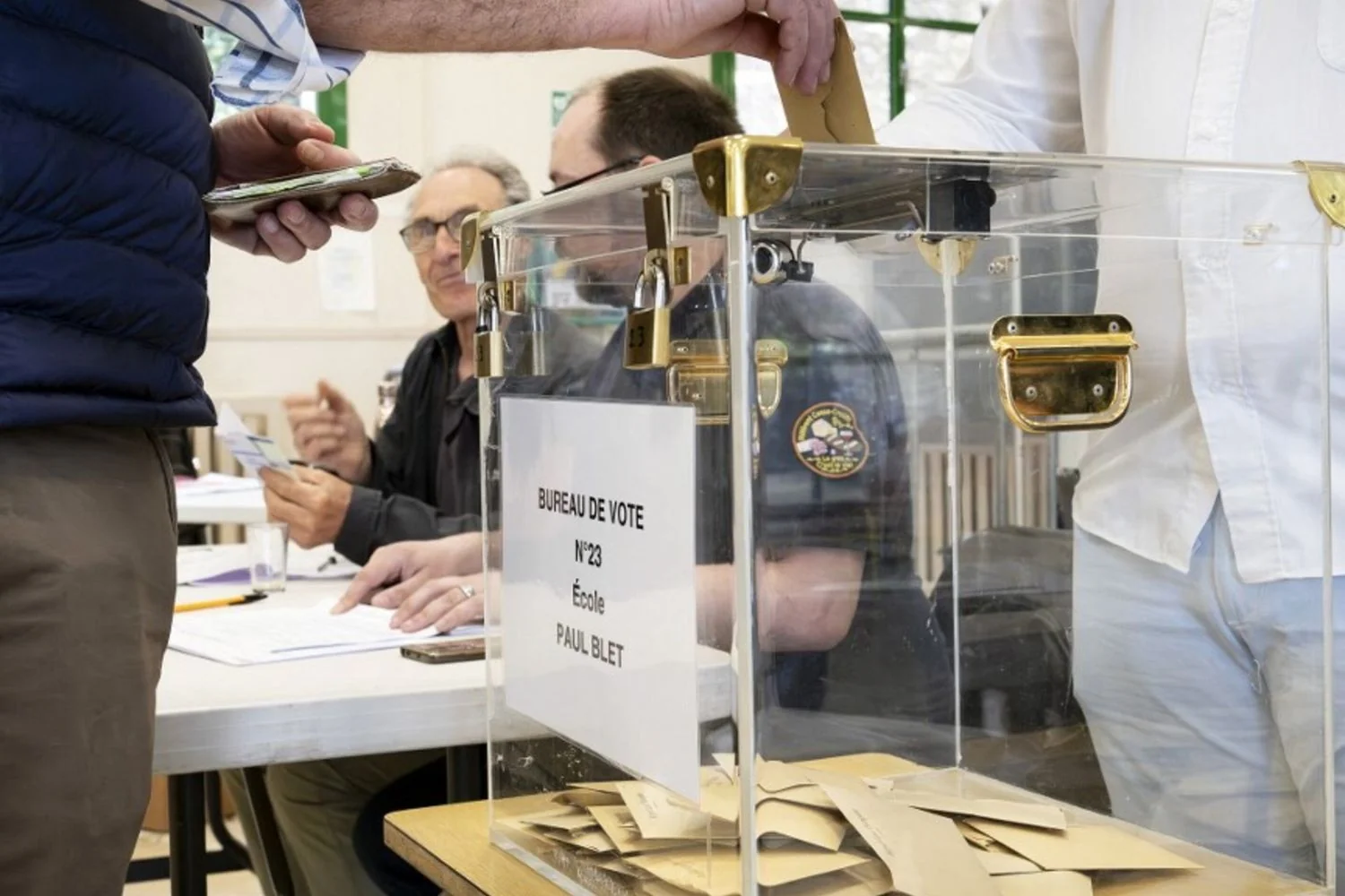 França realiza eleição de 35 mil prefeitos em teste político decisivo para 2027