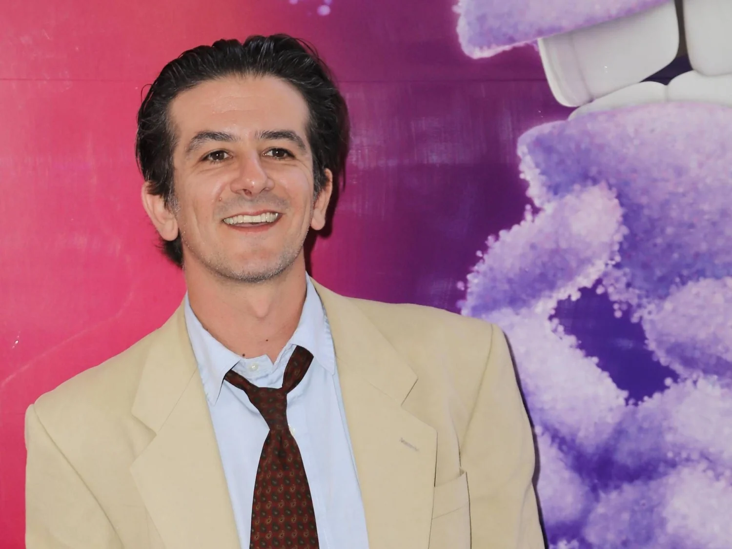 Francesco Mandelli transforma a canção dos Pinguini Tattici Nucleari em um manifesto sobre a adolescência em Cena di classe