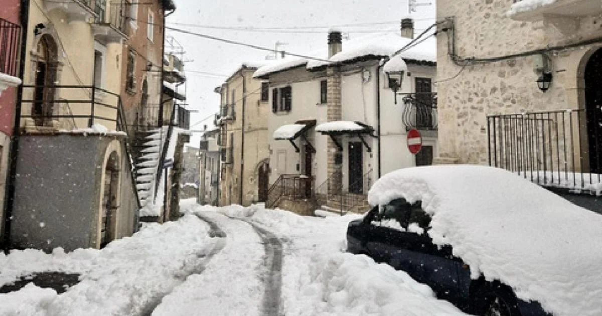 Frente fria retorna à Itália: Queda acentuada de temperaturas e neve em baixas altitudes no início da Primavera