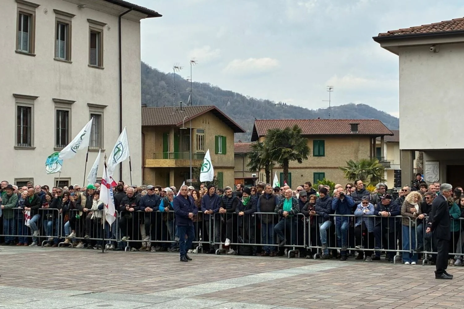 Em Pontida, funerais de Umberto Bossi reacendem slogans da primeira Lega: “Roma ladrona” volta a ecoar