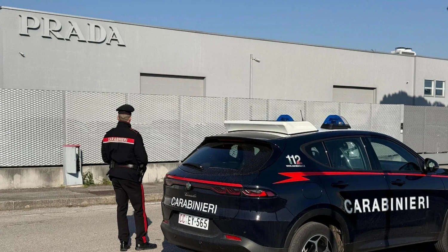 Maxi furto na Prada em Dolo: commando invade fábrica e foge com centenas de sapatos