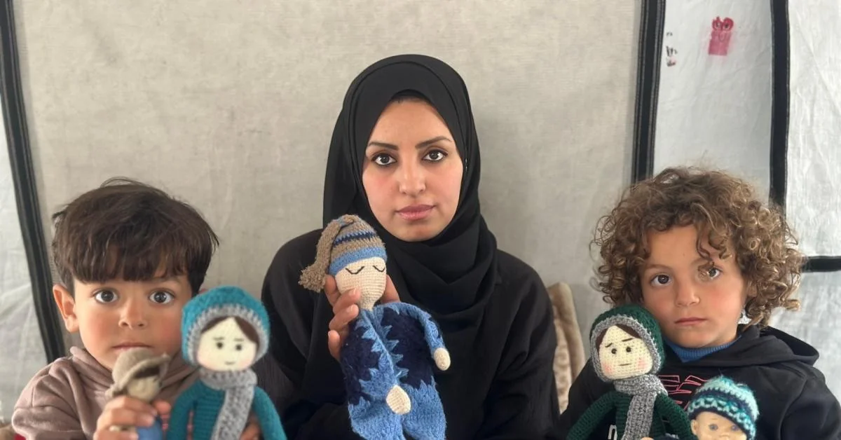 Em Gaza, Shireen Al-Kurdi transforma fios em esperança: bonecas de crochê no campo de Al-Bureij