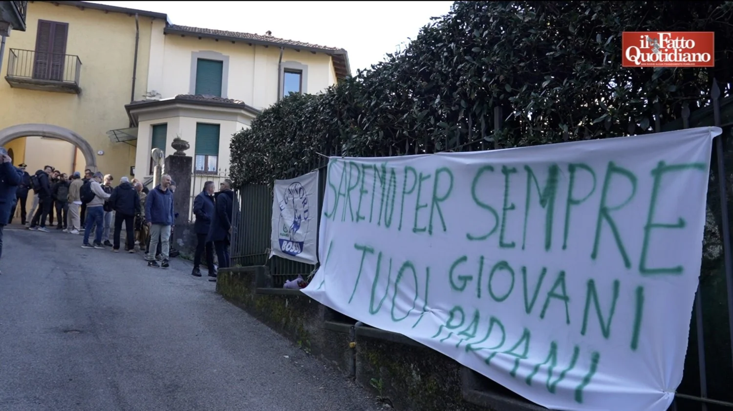 Gemonio lembra Umberto Bossi: saudade, faixas e acusações de traição a Salvini
