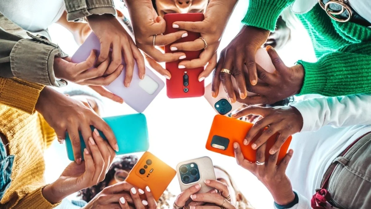 Geração Z transforma a informação: digital domina enquanto TV segue forte entre Millennials
