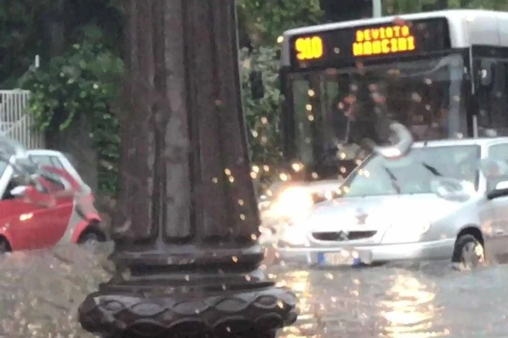 Granizo e chuva intensa atingem Roma e Fiumicino: pistas imbiancadas e ruas alagadas provocam atrasos