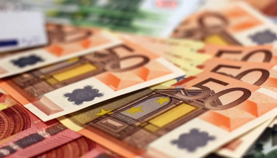 Presente de 8 de março vira disputa: mulher ganha €500.000 com Gratta e Vinci e desaparece