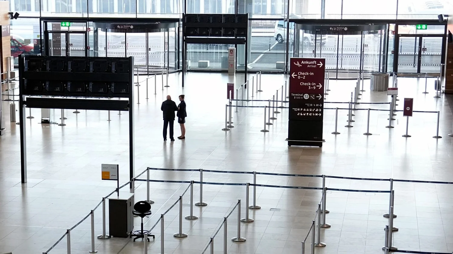 Greve paralisa aeroporto de Berlim: todos os voos de quarta-feira são cancelados e 57.000 passageiros afetados