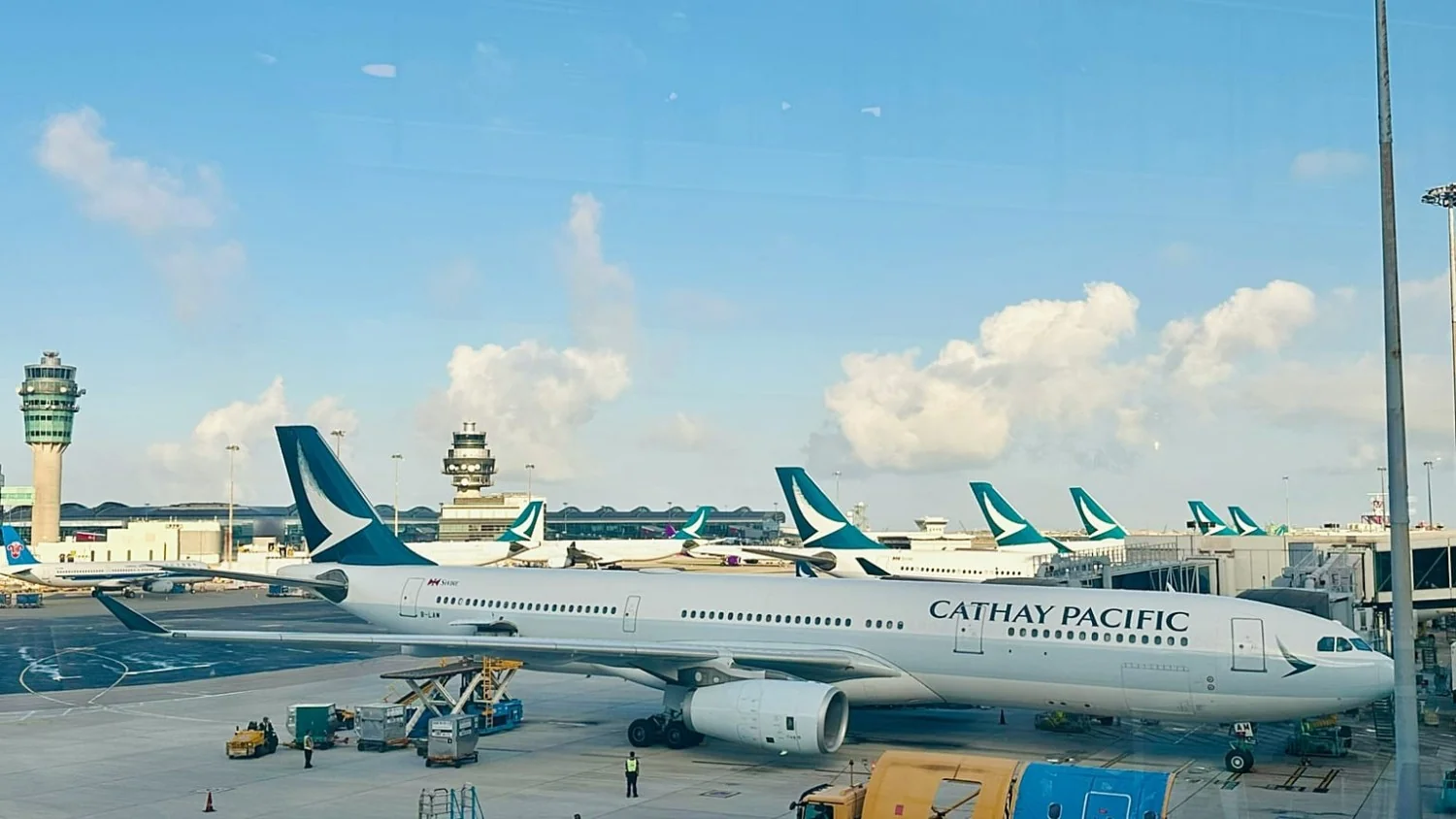 Guerra no Irão eleva custo do combustível e encarece viagens: companhias aumentam tarifas e cancelam voos