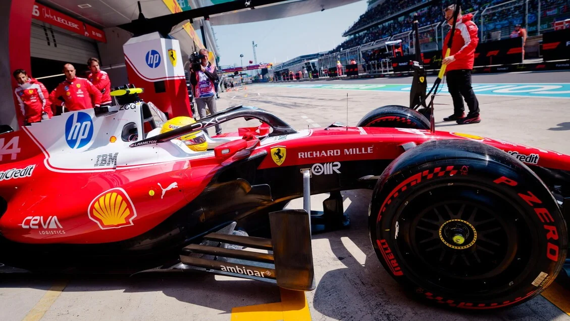 Hamilton satisfeito com a F1-2026 da Ferrari, mas alerta: 'falta potência' para enfrentar a Mercedes