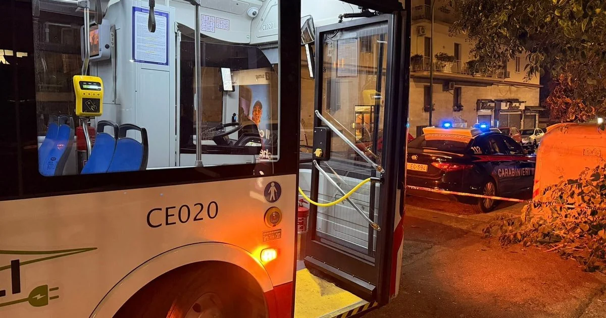 Homem de 39 anos é preso em Nápoles após esfaquear mulher em ônibus da linha C32