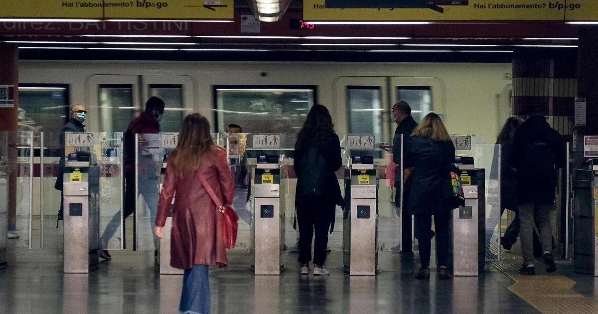 Homem de 60 anos é preso por abusos repetidos contra menor na Linha C do metrô de Roma