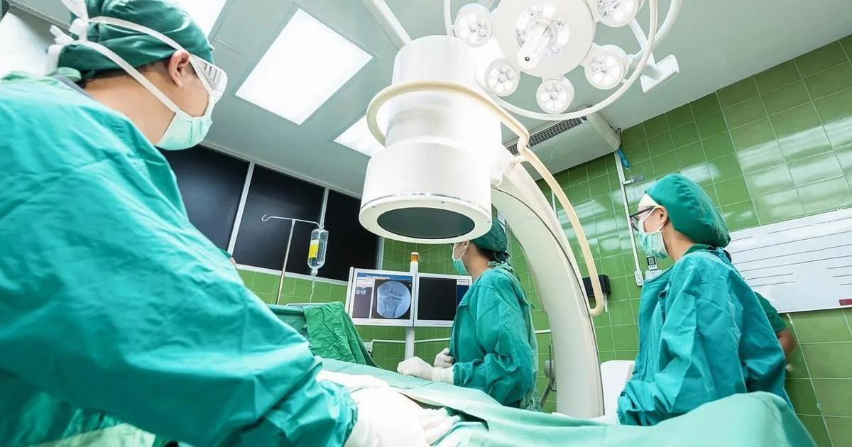 Homem em Pequim mantido vivo com fígado de porco por quase 3 dias antes de receber transplante humano