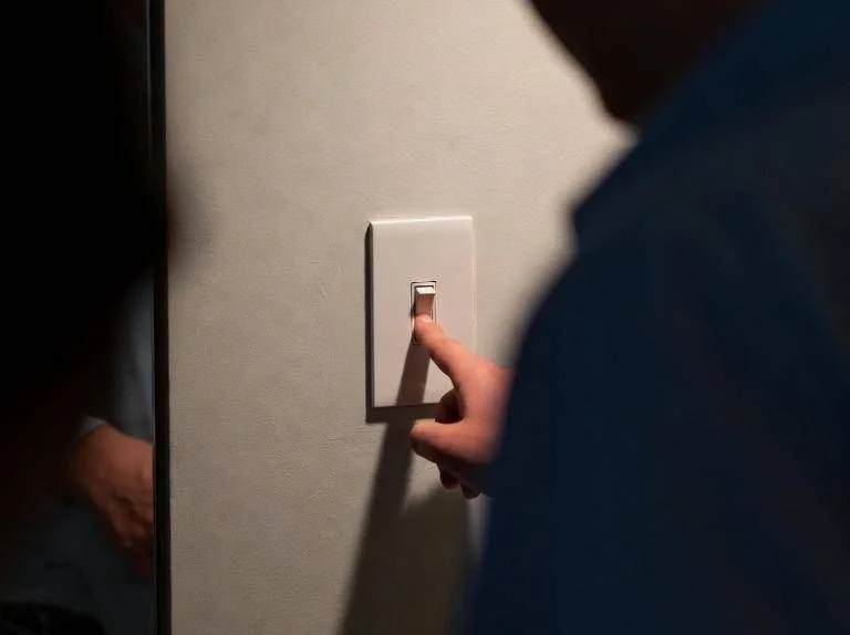 Horário de Verão impulsiona poupança na conta de luz: impacto vai além da iluminação, revela Pulsee