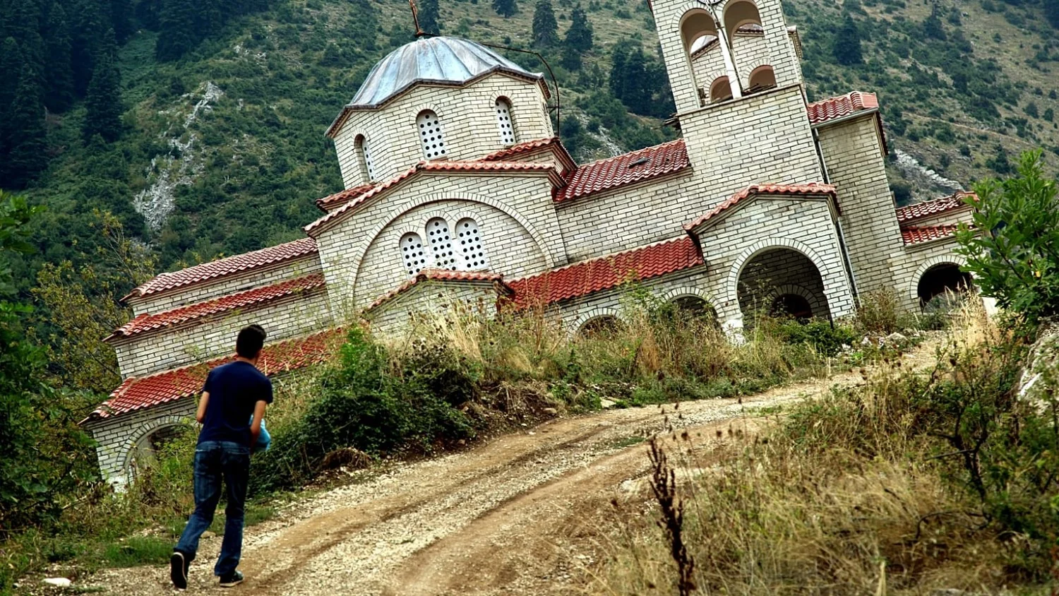 A igreja inclinada de Ropoto: a joia surpreendente da Tessália que desafia o equilíbrio