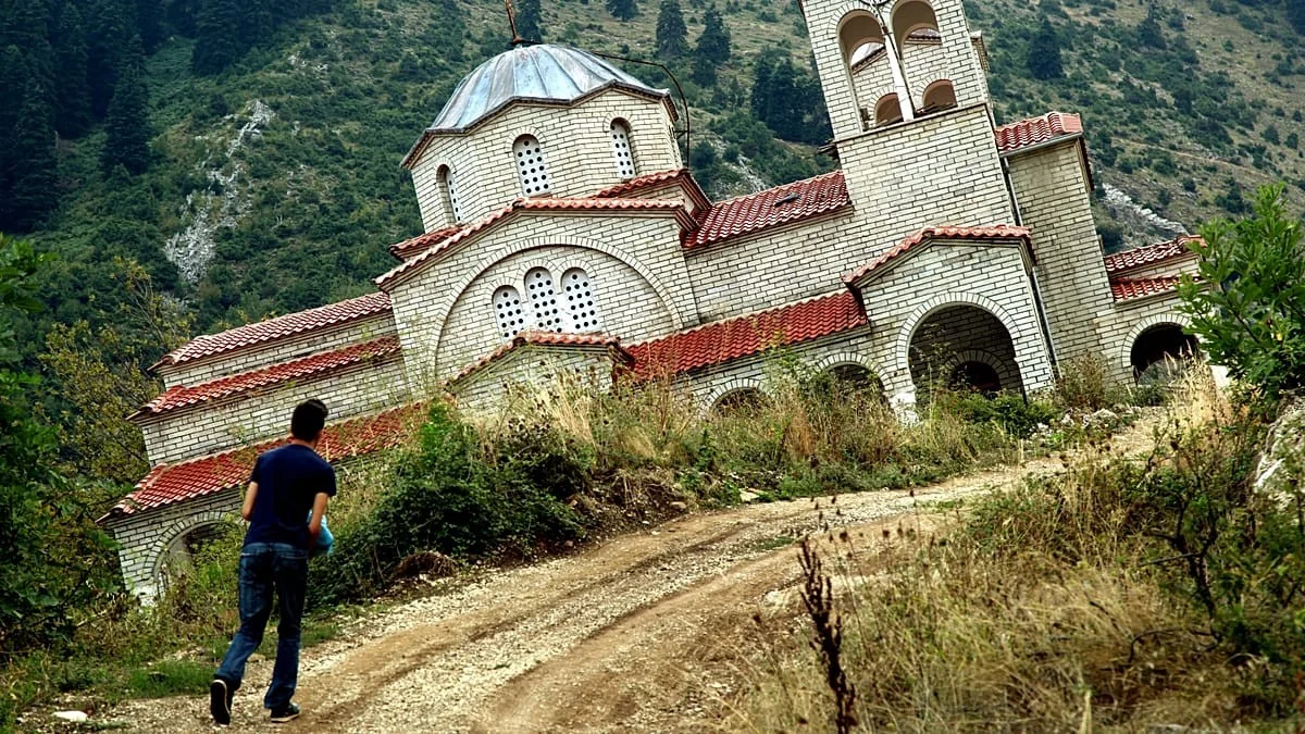 Igreja de Ropoto, na Tessália, inclina-se 17° e conquista turistas com experiência surreal