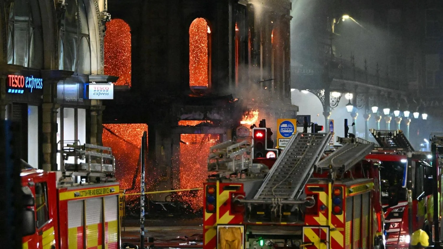 Incêndio de grandes proporções atinge Estação Central de Glasgow e provoca desabamento parcial