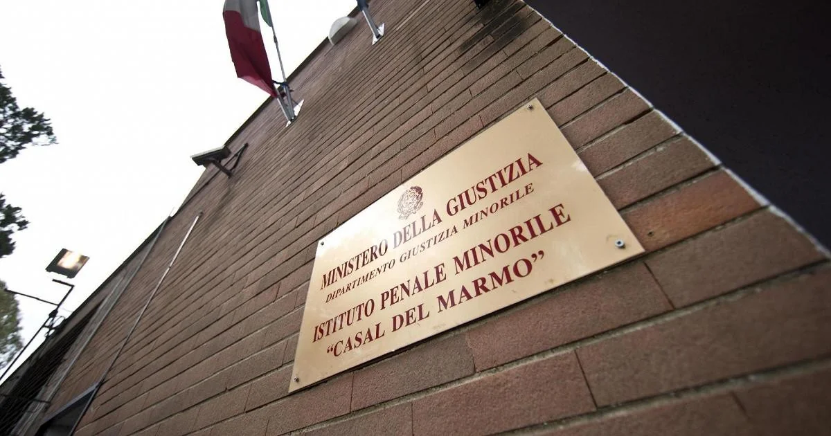 Investigação por tortura no Instituto Casal del Marmo: 10 agentes indiciados após denúncias de agressões a menores
