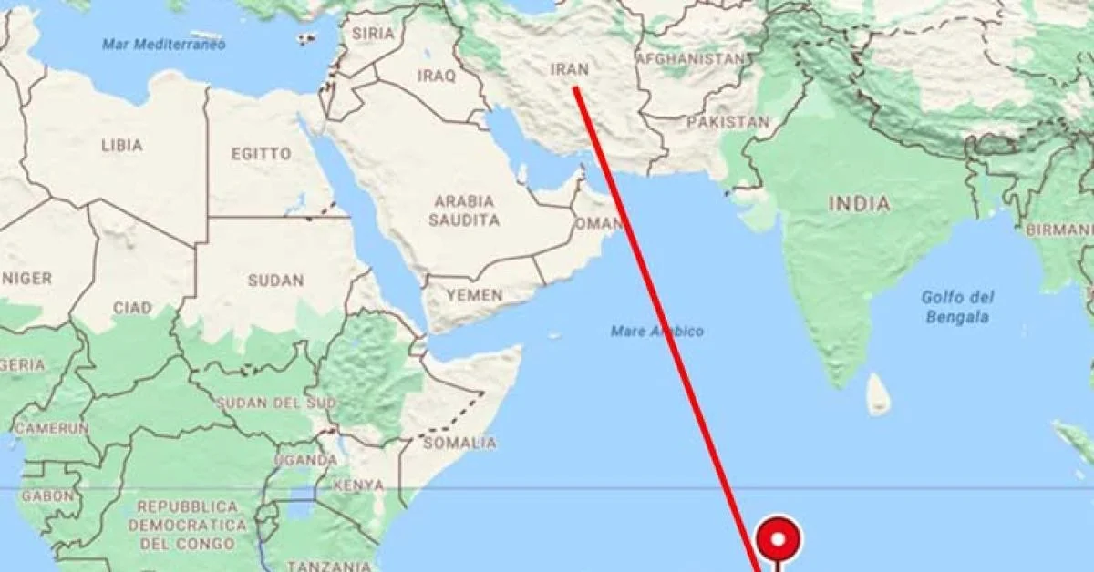 Irã lança mísseis rumo a Diego Garcia após Reino Unido autorizar EUA a usar bases no Oriente Médio — risco no Estreito de Hormuz