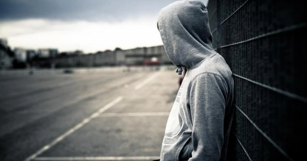 Hikikomori na Itália: 200 mil adolescentes em retiro social — impacto maior entre meninas de 13-15 anos