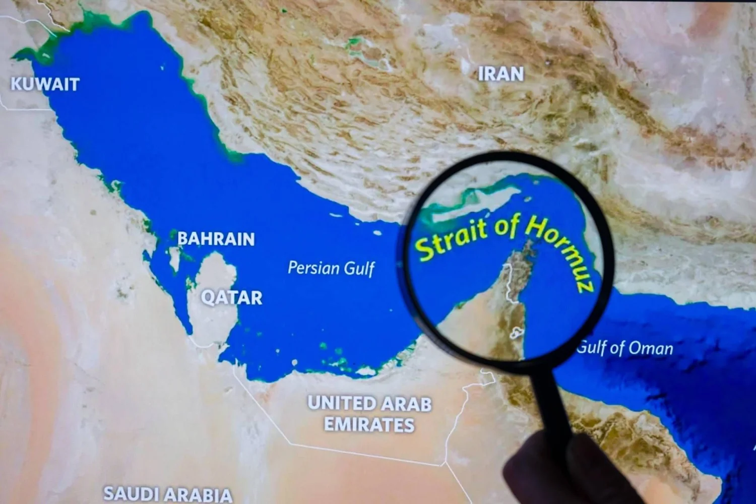 Itália e cinco aliados apresentam plano para reabrir o Estreito de Hormuz e pedem moratória contra ataques a instalações petrolíferas