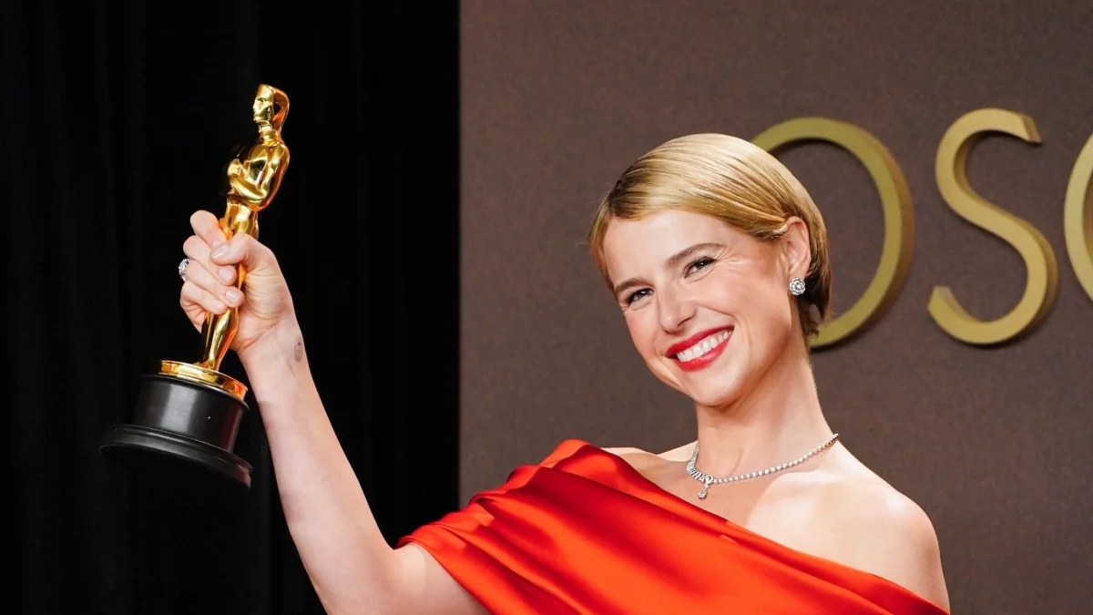 Jessie Buckley conquista o Oscar por Hamnet e celebra a maternidade após perder um filho no filme