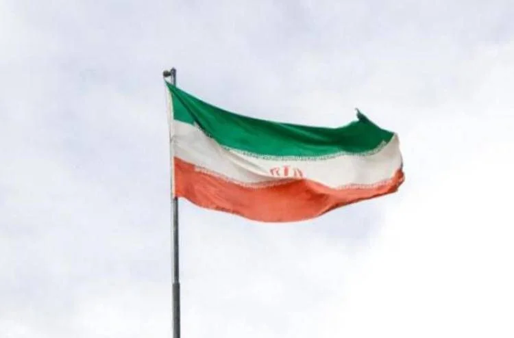 Sete jogadoras iranianas pedem asilo na Austrália; uma retorna e expõe risco às familiares