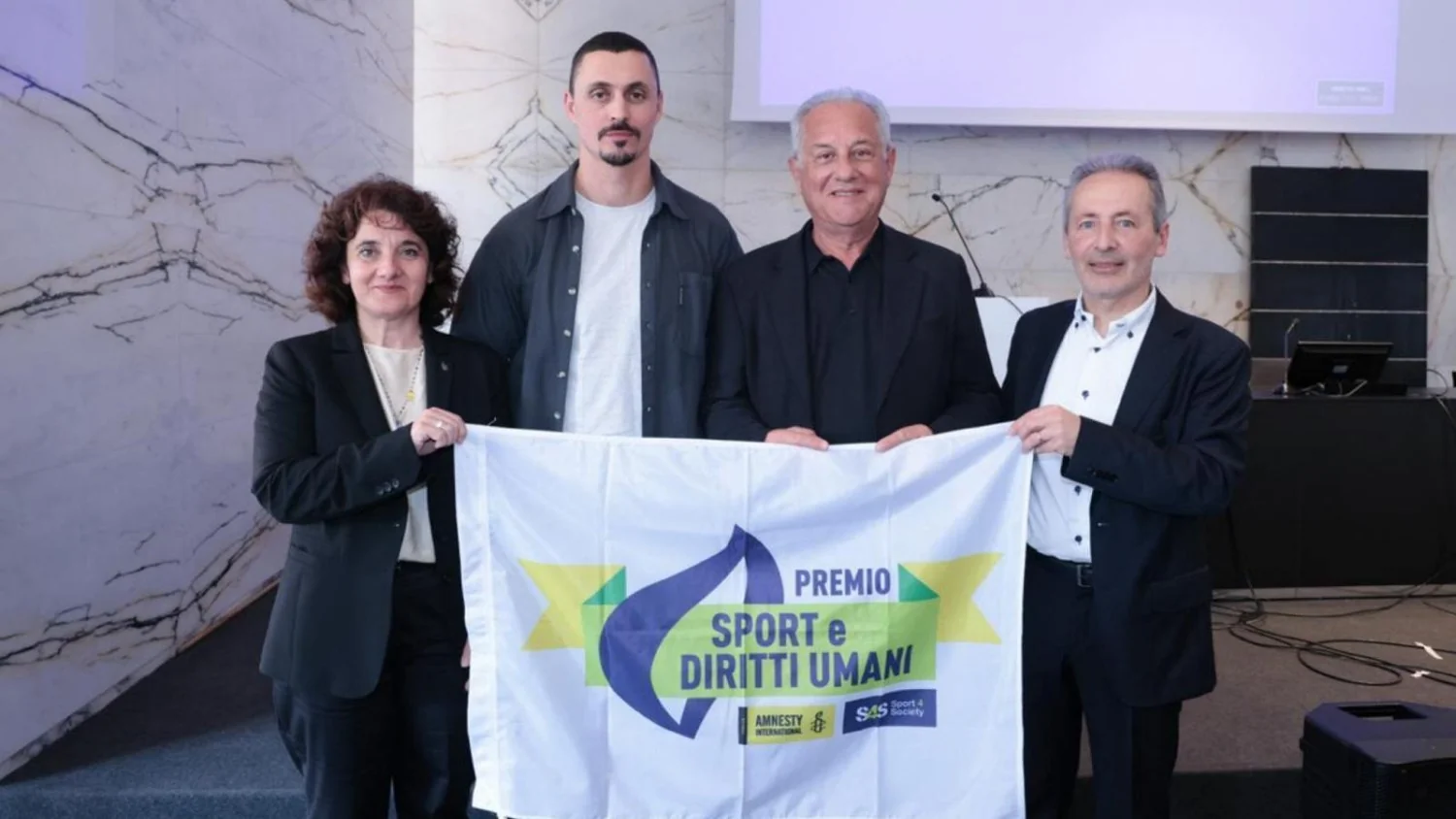 Julio Velasco recebe Prêmio Sport e Direitos Humanos no marco dos 50 anos do golpe na Argentina
