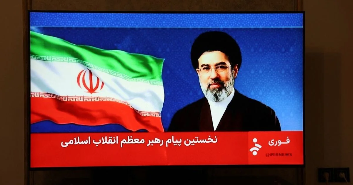 Khamenei promete vingança e mantém o bloqueio do Estreito de Hormuz; estuda abertura de novos frontes