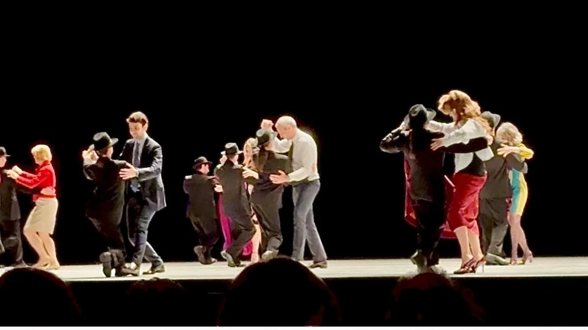 La Scala transforma plateia em cena: público sobe ao palco em 'Minus 16' de Ohad Naharin