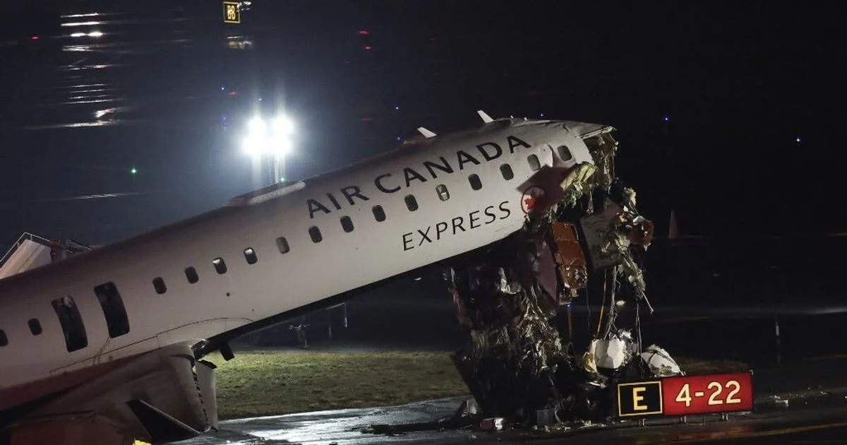 Colisão em LaGuardia: avião CRJ-900 atinge veículo de bombeiros e mata dois pilotos; 41 feridos