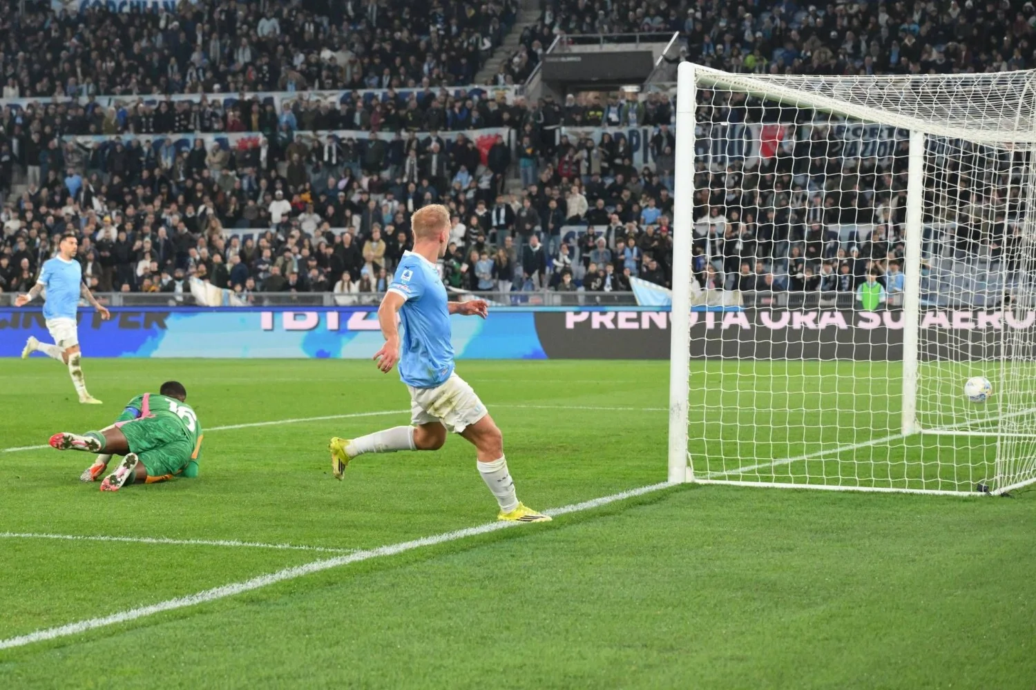 Lazio vence o Milan por 1-0 com gol de Isaksen e freia a perseguição de Allegri