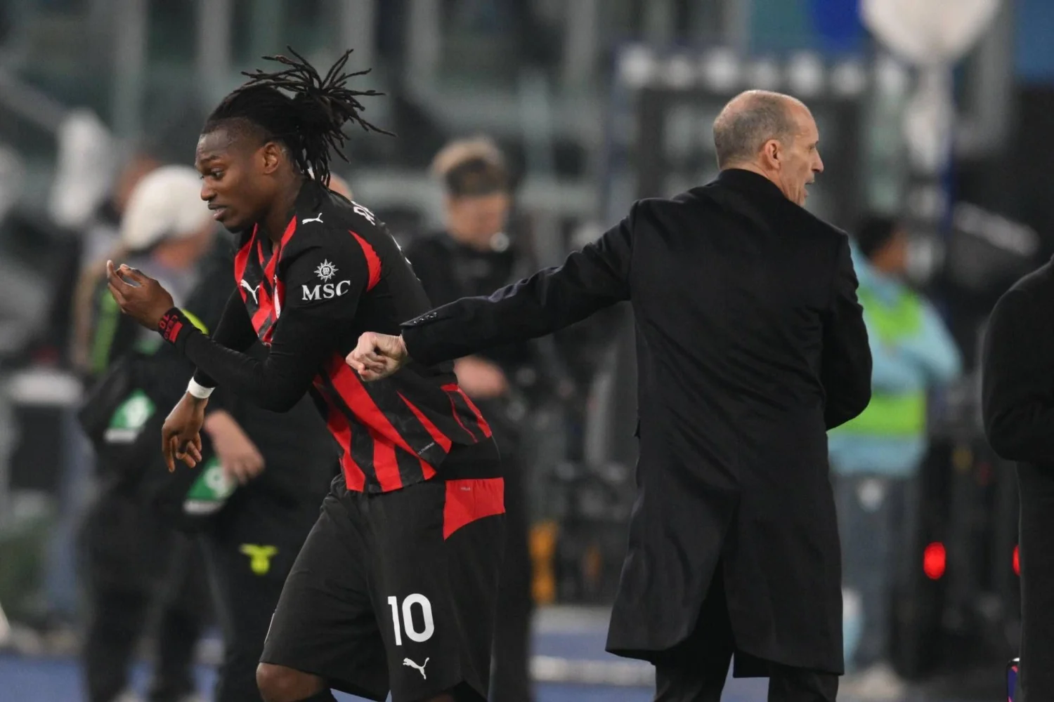 Leão recusa abraço de Allegri após substituição em Lazio 1-0 Milan: o que está em jogo