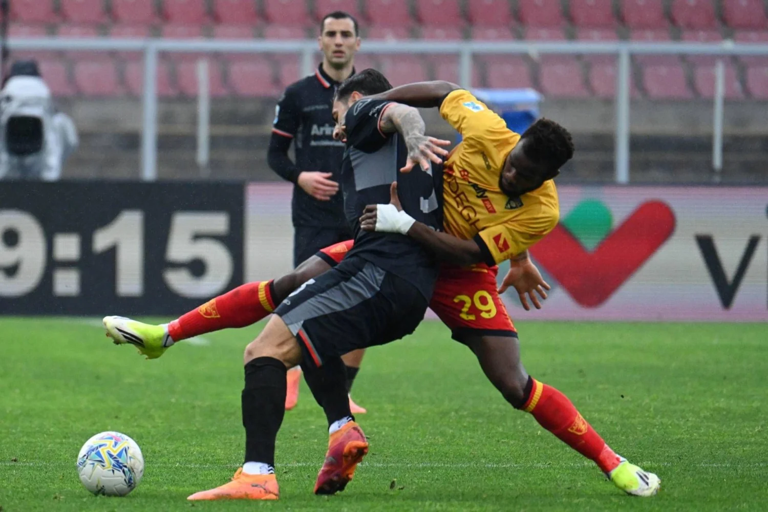 Lecce sela importante vitória por 2-1 sobre Cremonese e gera caos no final com protestos por pênalti não marcado