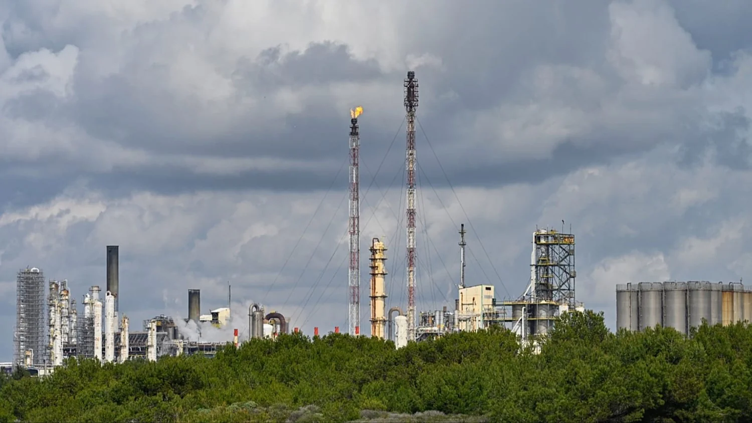 Lucros das petroleiras com a guerra no Irã e a urgência de taxar extraprofitos