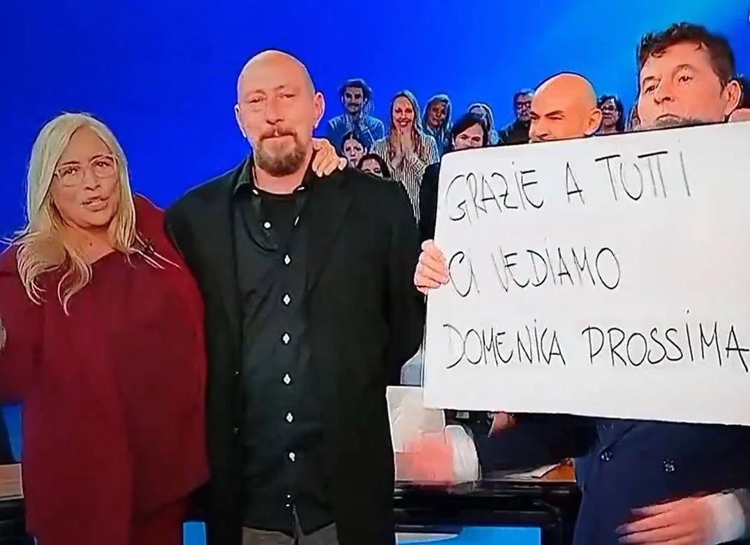 Mara Venier perde a paciência com Teo Mammucari nos créditos finais de Domenica In: 'Você é um pirla'