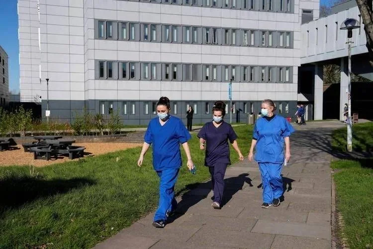 Meningite meningocócica: 10 pontos essenciais para pais sobre a infecção que preocupa o Reino Unido