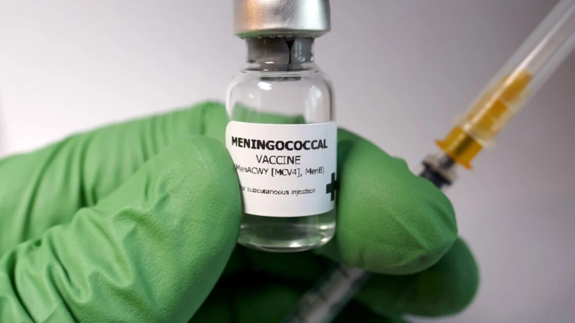 Meningococo B: vacina disponível só em 14 regiões e de forma desigual, alertam pediatras