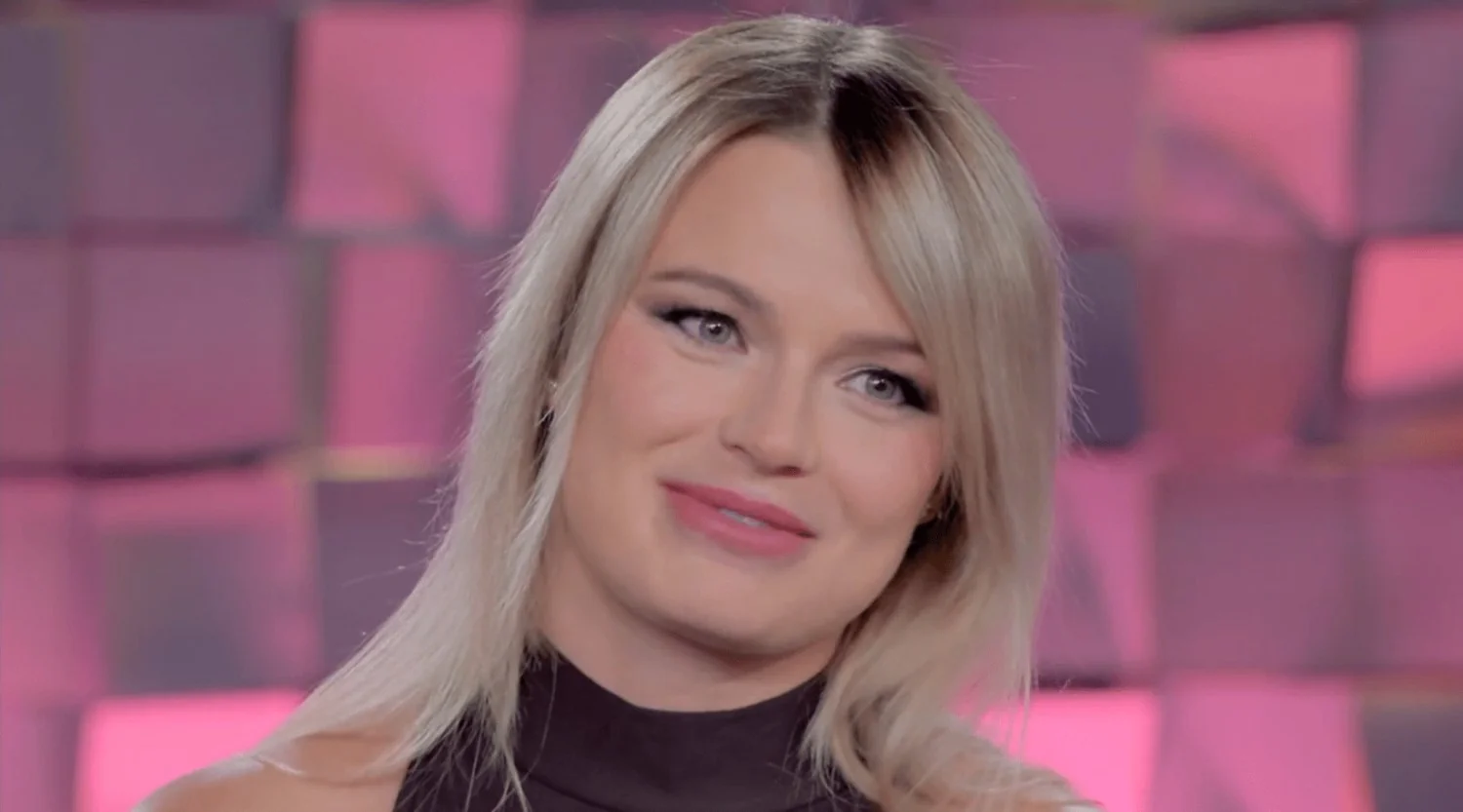 Mercedesz Henger revela parto de 19 horas e celebra a magia da maternidade com a filha Aurora