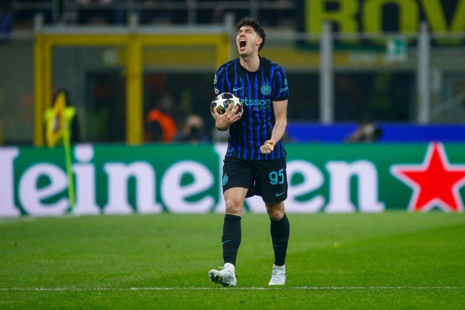 Derby: Bastoni encara nova onda de vaias em San Siro após polêmica com Kalulu