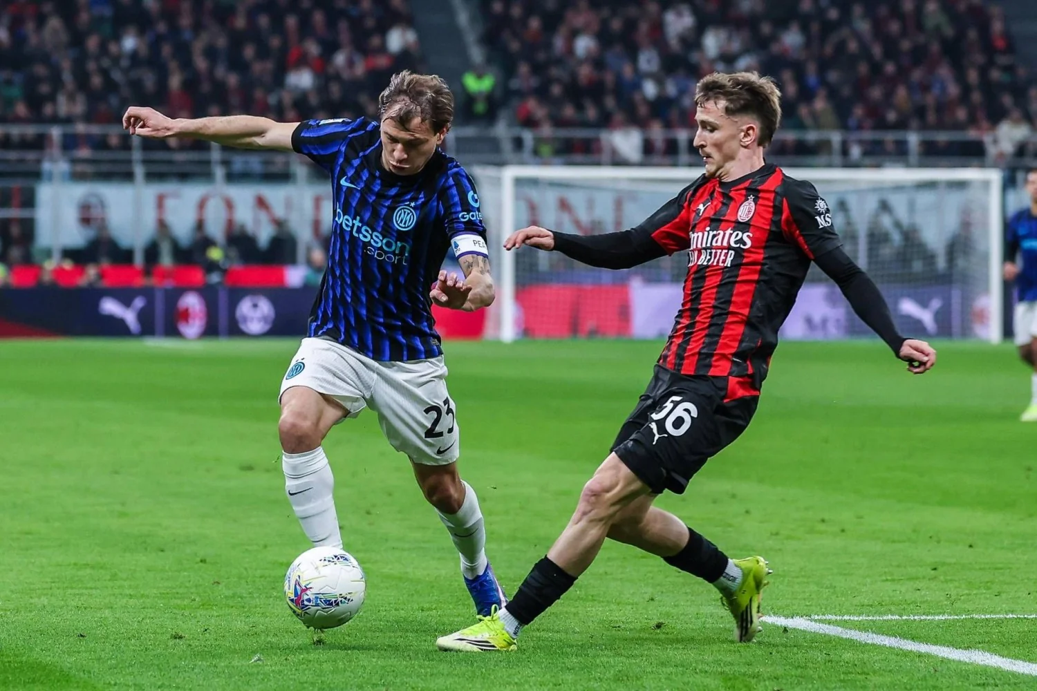 Derby Milano: polêmica por toque de braço de Saelemaekers e reação de Chivu; Doveri deixa seguir após silent check