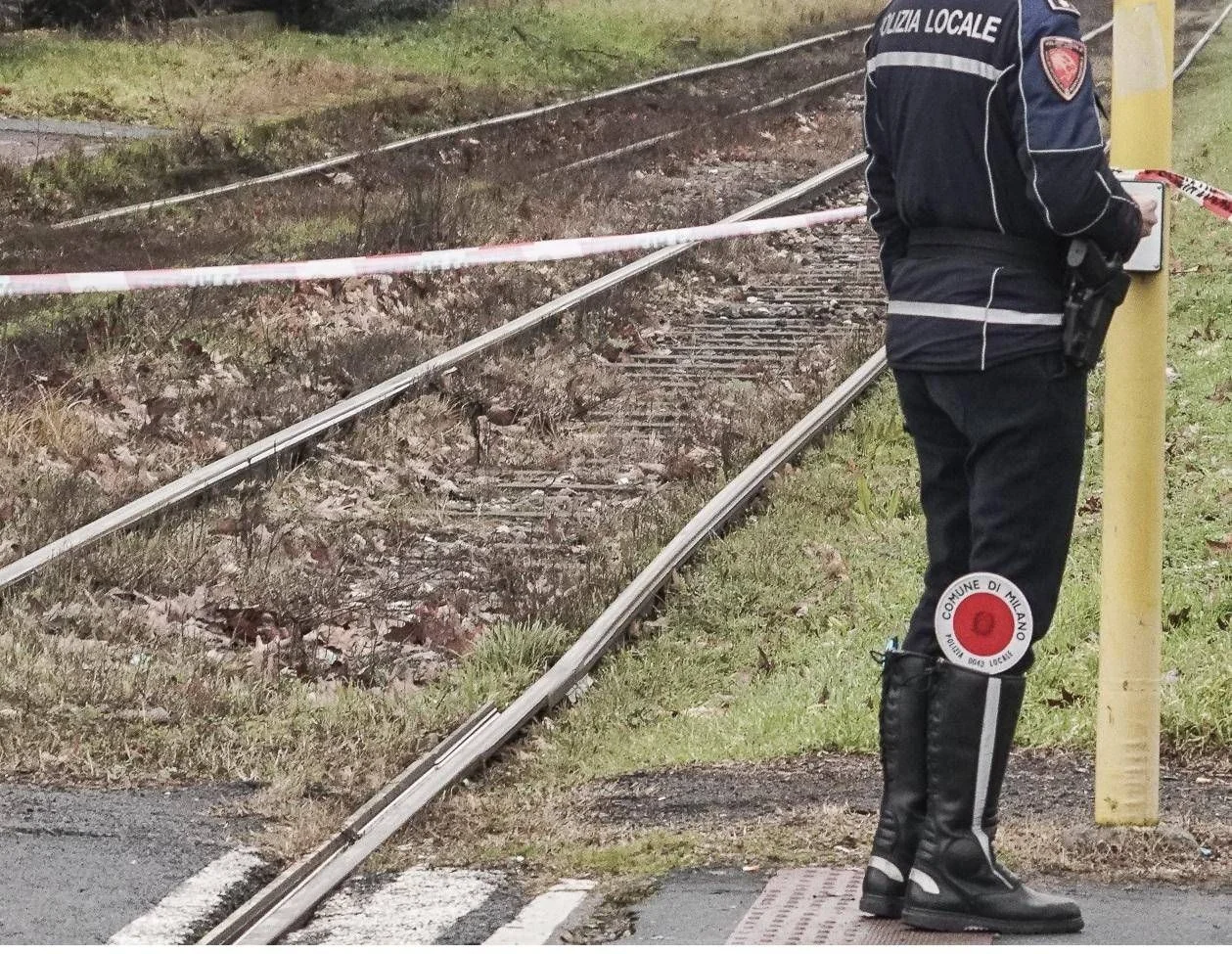 Tram em Rozzano trava roda e sai parcialmente dos trilhos; não houve feridos