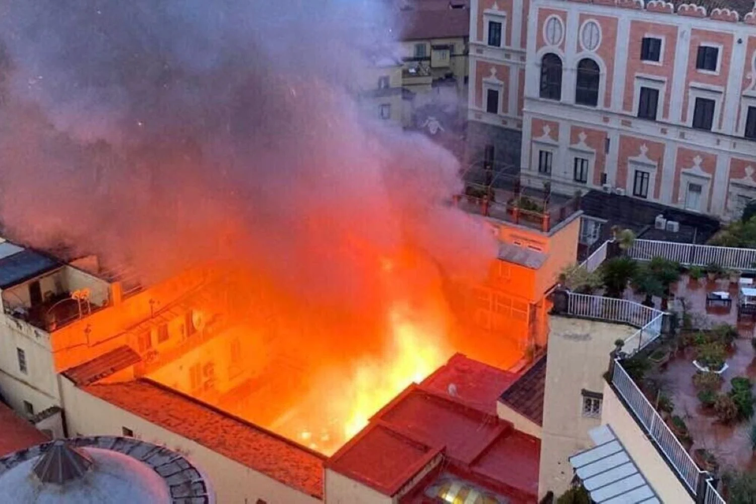 Ministério confirma compra do Teatro Sannazaro e garante continuidade após incêndio
