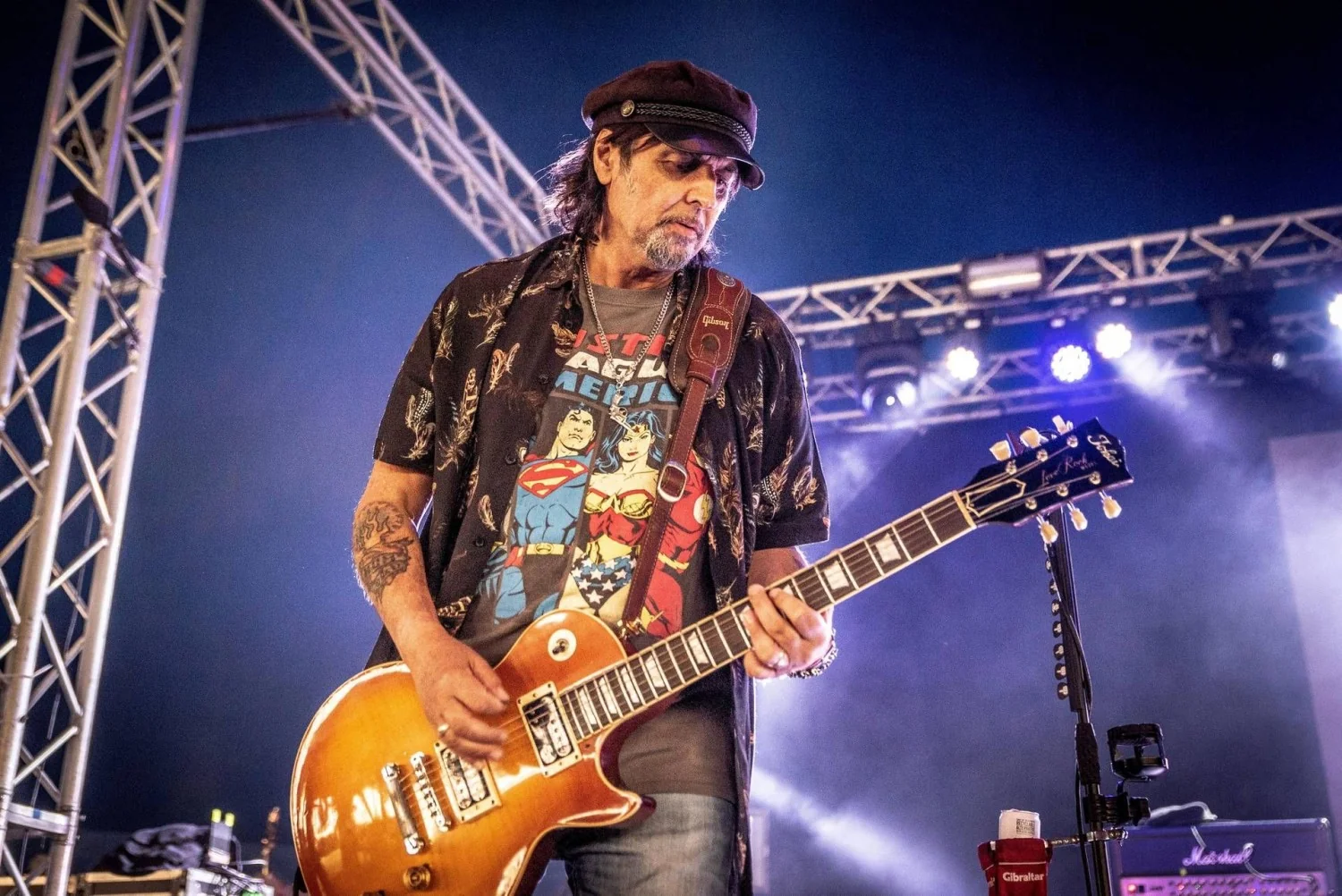 Morre Phil Campbell, guitarrista histórico do Motörhead, aos 64 anos