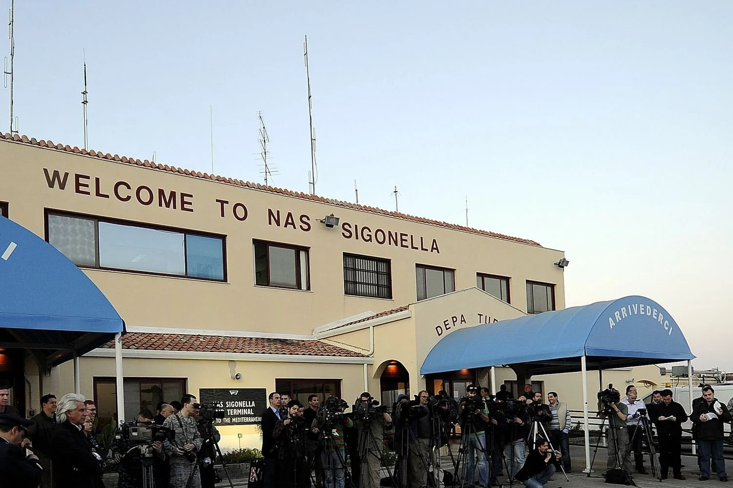 Mortes de capacetes azuis no Líbano, recusa italiana a Sigonella e o jogo estratégico no Estreito de Hormuz