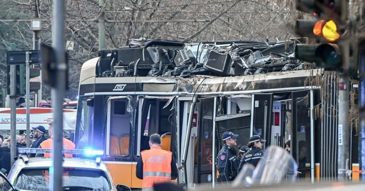 Motorista do tram 9 em Milão teria falado ao telefone instantes antes do descarrilamento, dizem investigações