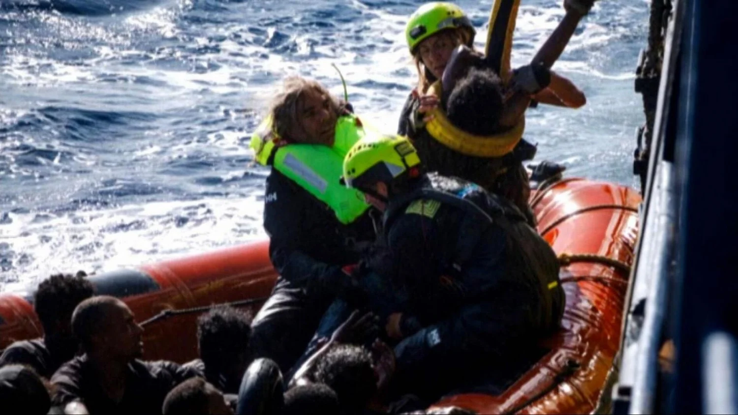 Naufrágio diante de Lampedusa: criança da Sierra Leone está desaparecida após resgate de 64 migrantes