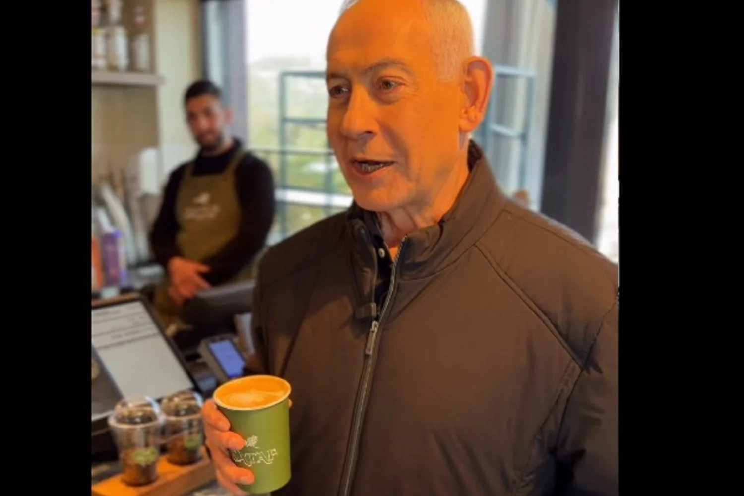 Netanyahu desmente boato de sua morte com vídeo tomando café; governo acusa IA e 'fake news'