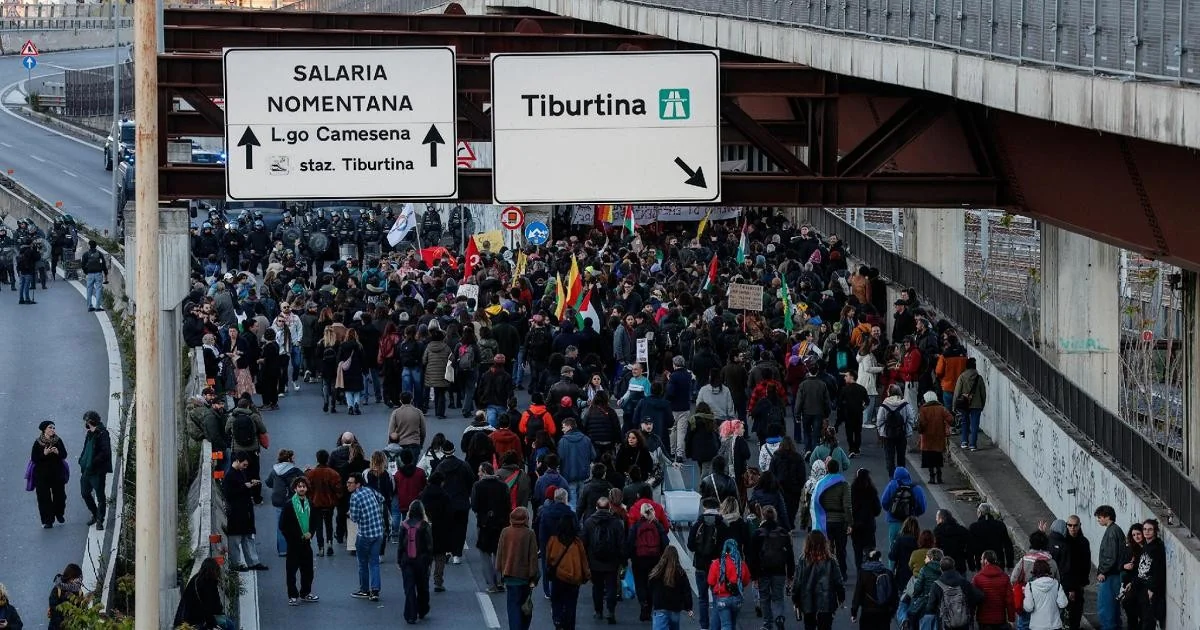 No Kings Italy: manifestação em Roma reúne milhares contra 'reis' e suas guerras