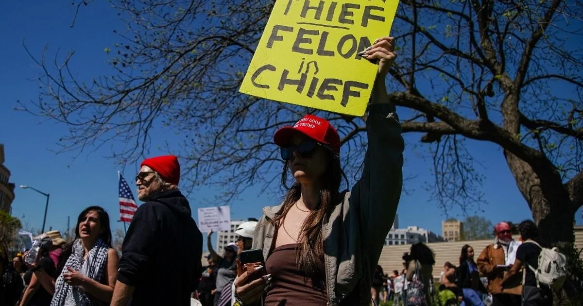 Centenas de milhares em Nova York marcam protesto 'No Kings' contra o autoritarismo de Trump