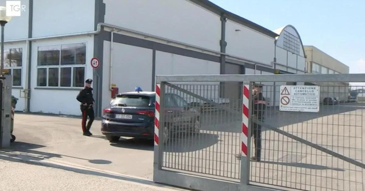Operário senegalês de 22 anos morre preso em macchinário em Padova: investigação abre inquérito